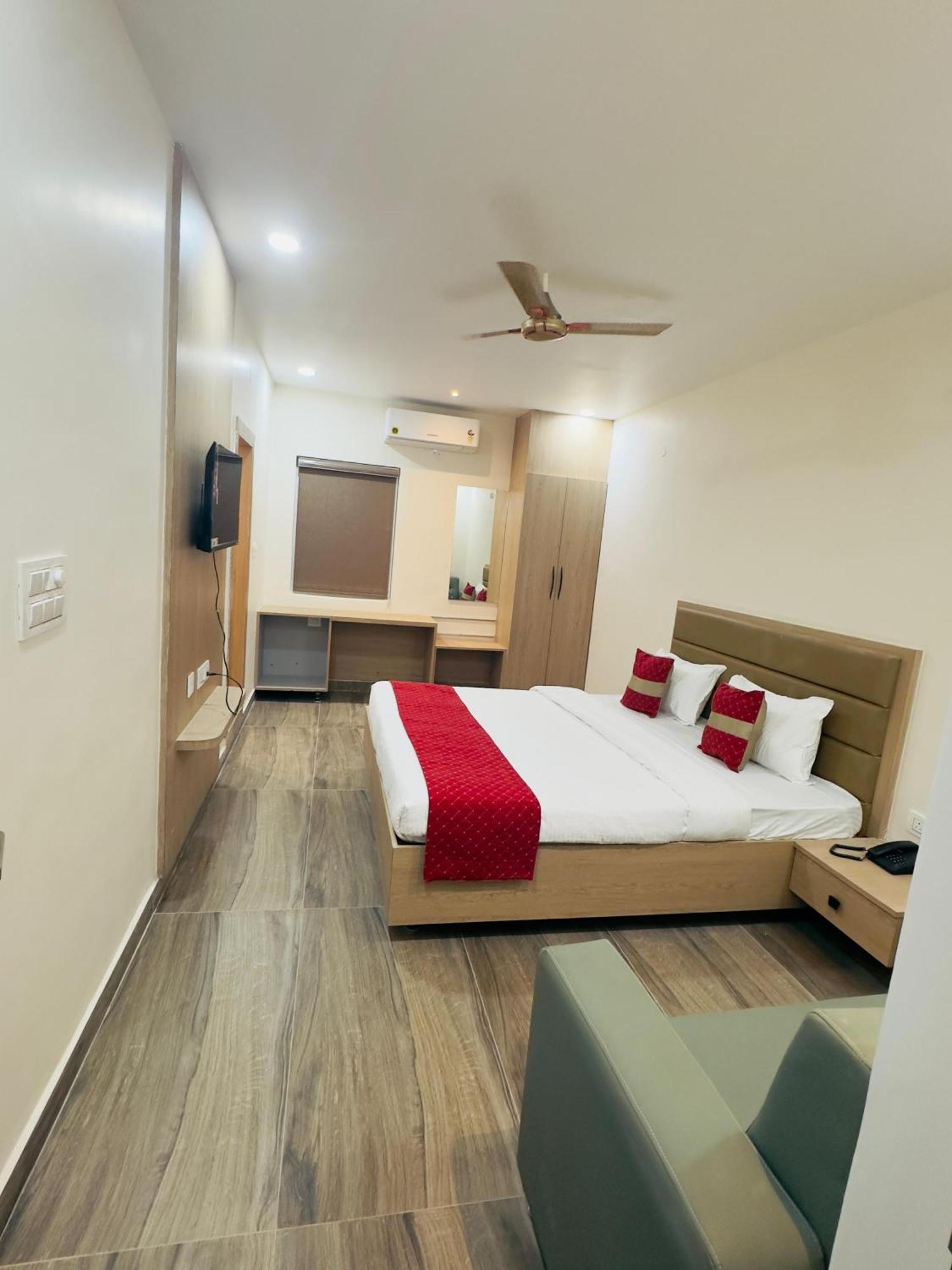 Hotel Raga Karimnagar Room photo
